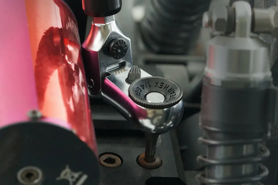 狭い場所に最適なショートフレックスヘッド ラチェットレンチ | 711L